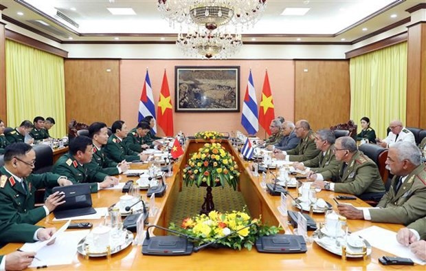 L'entretien entre le général de corps d'armée Nguyen Tan Cuong, chef d'état-major général de l'Armée populaire du Vietnam, vice-ministre de la Défense, et le général de corps d'armée Roberto Legra Sotolongo, chef d'état-major général et vice-ministre des Forces armées révolutionnaires de Cuba. Photo: VNA