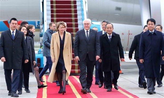 Le Président fédéral allemand, Frank-Walter Steinmeier, et son épouse à l'aéroport international de Nôi Bài, en banlieue de la capitale Hanoi. Photo : VNA.