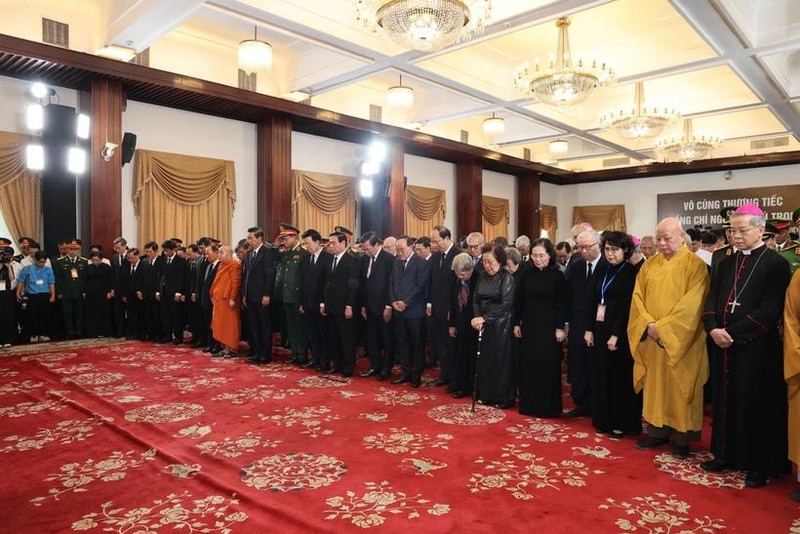 Des délégués rendent hommage au Secrétaire général du Parti Nguyên Phu Trong à la Salle de la Réunification à Hô Chi Minh-Ville. Photo : VNA.