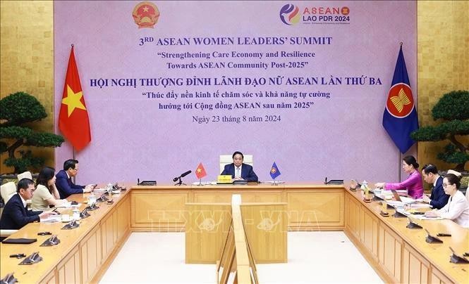 Le Premier ministre Pham Minh Chinh (centre) s’adressant par visioconférence depuis Hanoi au 3e Sommet des femmes dirigeantes de l’ASEAN, à Vientiane, au Laos. Photo : VNA.