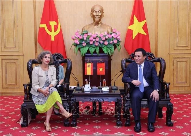 Le membre du Bureau politique et président de l'Académie nationale des sciences politiques Hô Chi Minh, Nguyen Xuan Thang, et la nouvelle ambassadrice d'Espagne au Vietnam, Carmen Cano de Lasala. Photo : VNA.