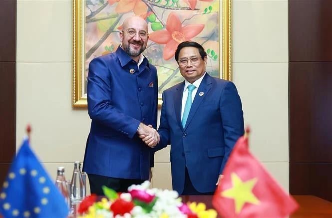 Le Premier ministre Pham Minh Chinh (droite) rencontre le président du Conseil européen Charles Michel. Photo: VNA