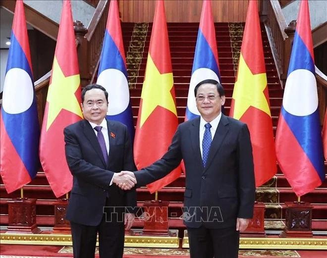 Le président de l'Assemblée nationale, Tran Thanh Man (gauche), et le Premier ministre lao, Sonexay Siphandone. Photo : VNA.