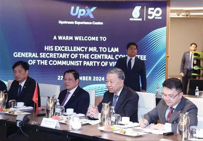 Le secrétaire général du Parti communiste du Vietnam (PCV), To Lam, travaille avec le groupe public malaisien d'énergie Petronas. Photo : VNA.