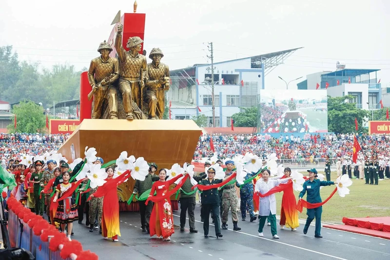 Le défilé célébrant du 70e anniversaire de la victoire de Diên Biên Phu. Photo : baoquocte.vn