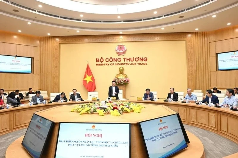 Le ministre de l’Industrie et du Commerce Nguyên Hông Diên (centre) lors de la conférence, à Hanoi, le 2 janvier. Photo : VNA.