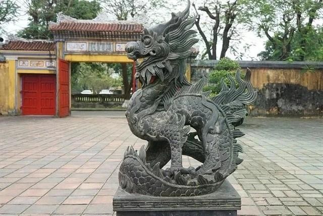 Statue de dragon de la période de l’empereur Thiệu Trị (1841-1847) placée devant le théâtre Duyệt Thị Đường, dans la Cité impériale de Huê. Photo : VNA.