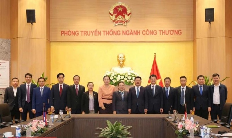 Le ministre vietnamien de l’Industrie et du Commerce, Nguyên Hông Diên, reçoit l’ambassadrice du Laos au Vietnam, Mme Khamphao Ernthvanh. Photo : VNA.