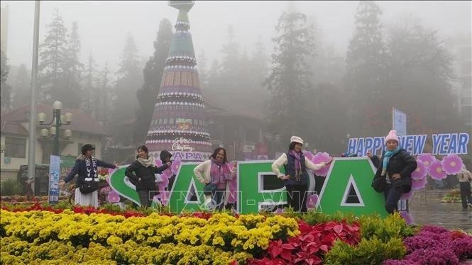 Des visiteurs à Sa Pa, Lao Cai. Photo : VNA.