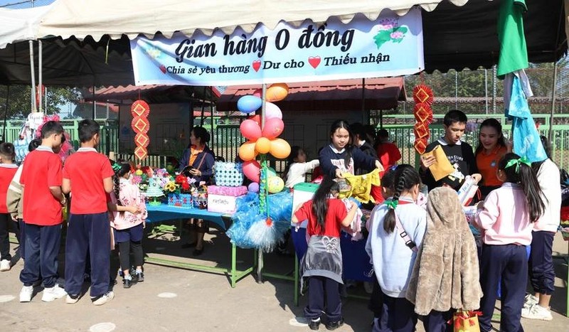 La Foire culinaire du printemps de 2025 à l’école bilingue lao-vietnamienne Nguyên Du à Vientiane. Photo : VNA.