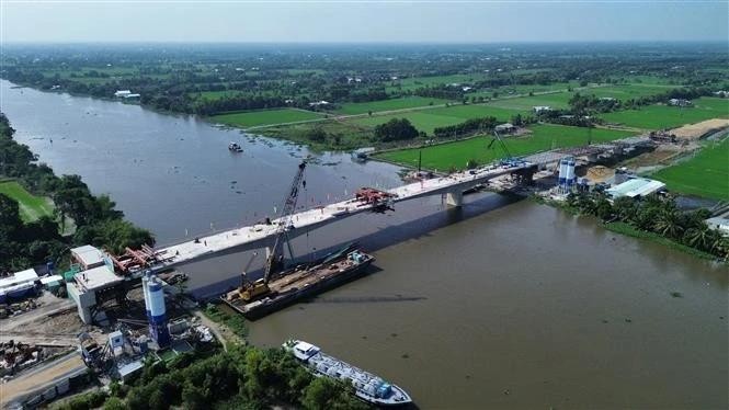 Le pont Vam Co Dong relie les districts de Duc Hoa et Duc Hue de la province de Long An. Photo : VNA.