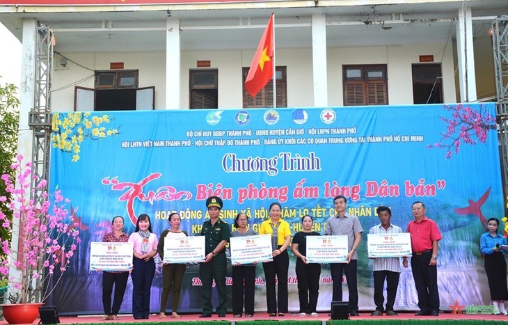 L’octroi de fonds pour reconstruire cinq maisons délabrées dans la commune insulaire de Thanh An. Photo : VOV.