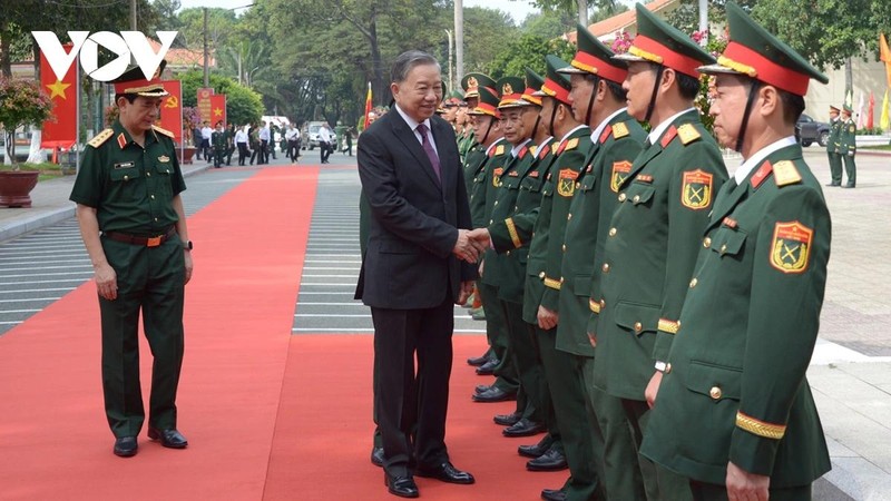 Le secrétaire général du Parti, Tô Lâm, également secrétaire de la Commission militaire centrale, rend visite au commandement militaire de Binh Duong. Photo: VNA