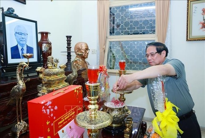 Le Premier ministre Pham Minh Chinh offre de l’encens à la mémoire de l’ancien Premier ministre Vo Van Kiêt. Photo : VNA.