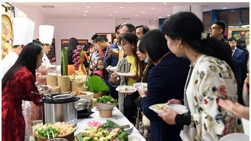 Des convives font la queue pour déguster des plats vietnamiens lors de la « Journée du Vietnam en Arabie Saoudite 2024 ». Photo : VNA.