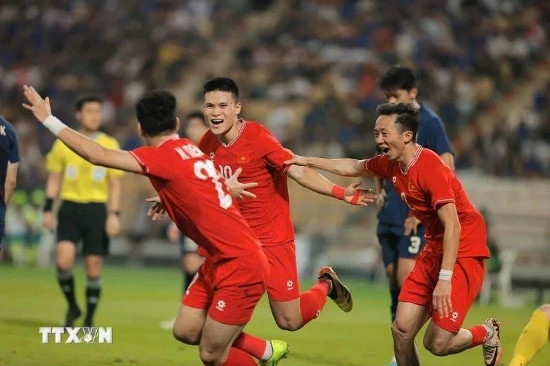 En battant la Thaïlande au score 3-2 lors du match retour de la finale tenu à Bangkok, le Vietnam a remporté le championnat d'Asie du Sud-Est de football 2024. Photo: VNA.