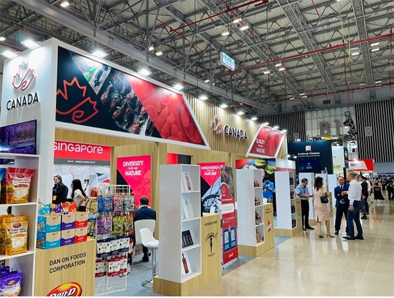 Un stands d'entreprises canadiennes participant à l'exposition Food Hotel Vietnam 2022. Photo : baoquocte.vn