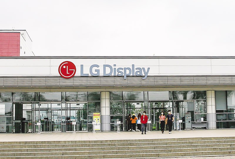 LG Display a augmenté son capital d'investissement d'un milliard de dollars, apportant une contribution significative au total des investissements étrangers que le Vietnam attirera en 2024. Photo : baodautu.vn