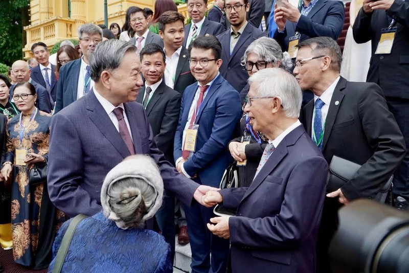 Le secrétaire général et président Tô Lâm et des Vietnamiens d'outre-mer exemplaires lors de la 4e conférence mondiale des Vietnamiens d'outre-mer, le 23 août. Photo : baoquocte.vn