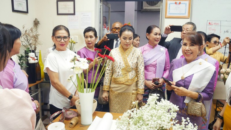 Une délégation de l'Association provinciale des femmes de Chiang Mai en visite de la Maison culturelle des femmes de Hô Chi Minh-Ville lors de sa visite de travail dans la mégapole du Sud en décembre 2024. Photo : thoidai.com.vn