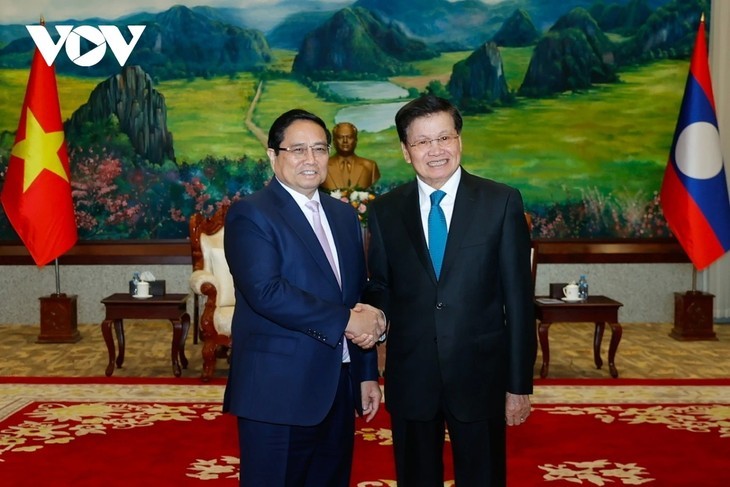 Le Premier ministre Pham Minh Chinh (gauche) et le secrétaire général du Parti populaire révolutionnaire et président du Laos, Thongloun Sisoulith. Photo : VOV.