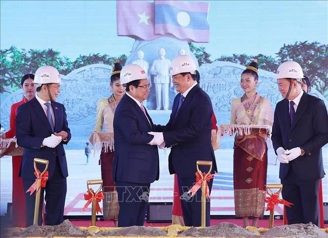 Le 10 janvier, le Premier ministre vietnamien Pham Minh Chinh (2e à gauche) et son homologue lao Sonexay Siphandone ont participé à la cérémonie de mise en chantier du Parc de l'amitié Laos-Vietnam, Photo : VNA.