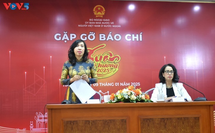 Lê Thi Thu Hang, vice-ministre des Affaires étrangères (debout) préside la conférence de presse sur le programme "Printemps au pays natal" 2025 Photo : VNA.