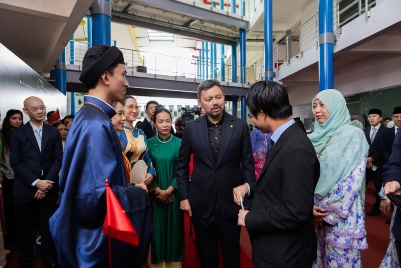 Le prince héritier Al-Muhtadee Billah visite le stand vietnamien à l'exposition textile de l'ASEAN, en août 2024. Photo : NDEL.