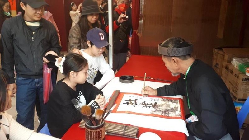 De nombreux gens venus au Temple de la Littérature pour demander ou acheter des idéogrammes dans l’espoir d’avoir une Nouvelle Année heureuse et prospère. Photo: VNA