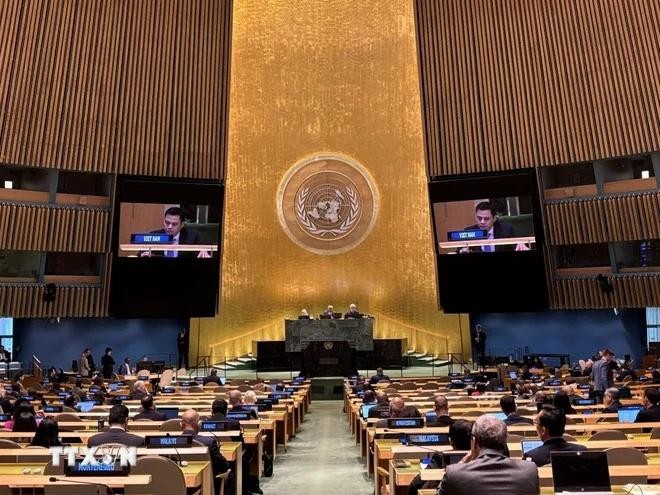 L’ambassadeur Dang Hoàng Giang, représentant permanent du Vietnam auprès de l’ONU s’exprime lors de la séance plénière de la 79e session de l’Assemblée générale de l’ONU, à New York, le 16 janvier. Photo : VNA