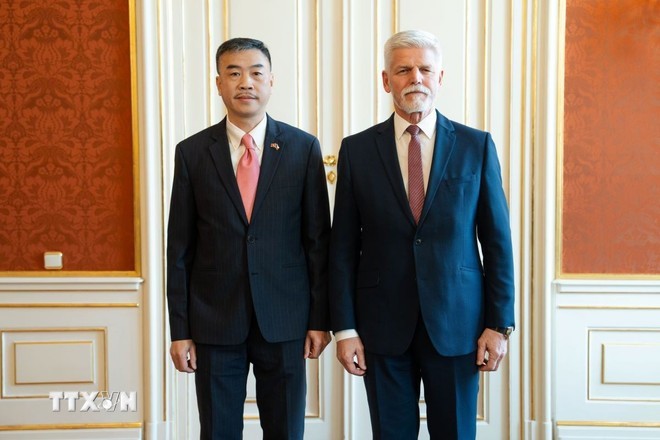 L'ambassadeur Duong Hoai Nam (gauche) et le président tchèque Petr Pavel. Photo : VNA