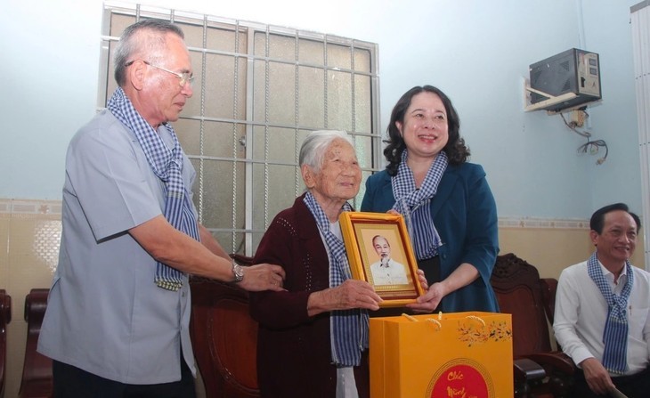 La vice-présidente Vo Thi Anh Xuân présente ses vœux à la famille de Nguyên Thi Binh, une ancienne combattante. Photo : VOV