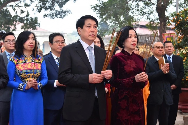  Le président Luong Cuong et son épouse rendent hommage au Temple Kinh Thiên dans la Citadelle de Thang Long. Photo : VOV