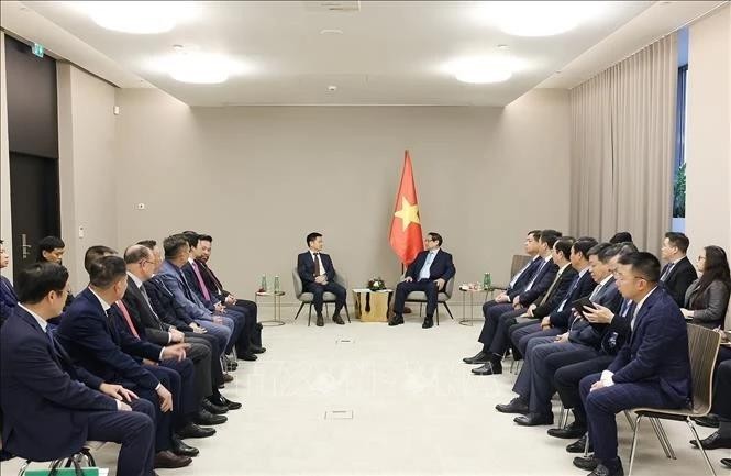 Le Premier ministre Pham Minh Chinh rencontre les dirigeants des principales entreprises vietnamiennes opérant en République tchèque et en Europe. Photo : VNA.