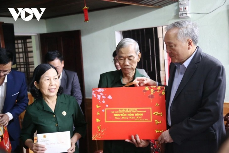 Le vice-Premier ministre Nguyên Hoa Binh offre des cadeaux de Têt au vétéran Nguyên Xuân Ngoc. Photo : VOV