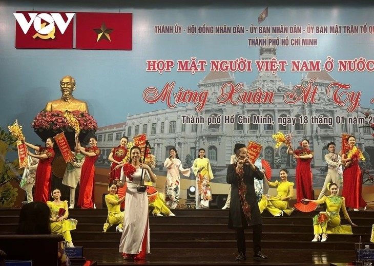 Une représentation artistique remarquable offerte aux Vietnamiens de l'étranger samedi soir à Hô Chi Minh-Ville. Photo : Ngọc Xuân/VOV.