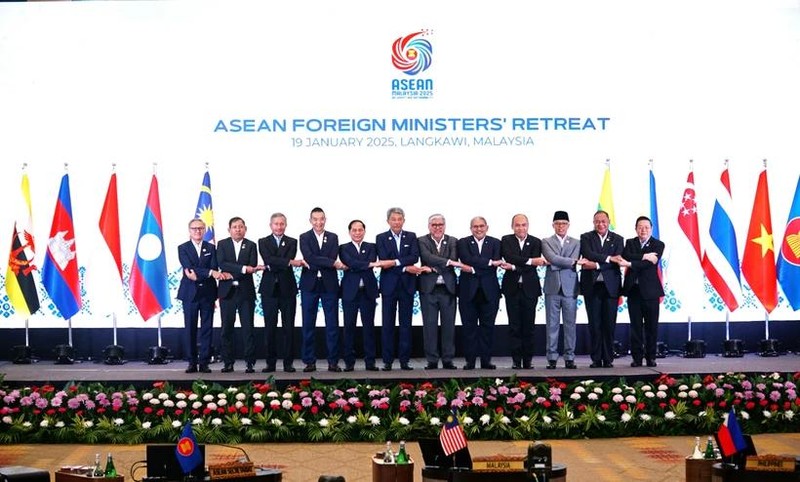 Les ministres des AE de 10 pays membres de l'ASEAN, le ministre des AE du Timor-Leste et le secrétaire général de l'ASEAN prennent une photo. Photo : VNA.