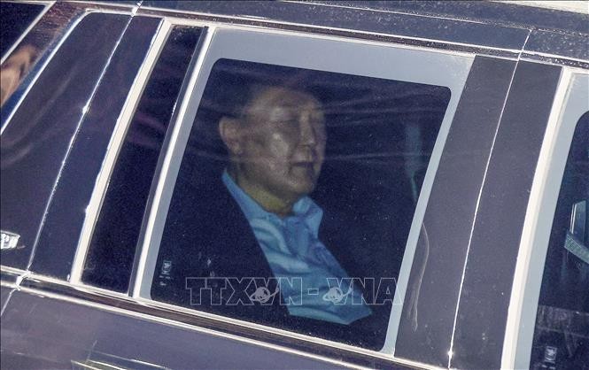 Le président sud-coréen destitué, Yoon Suk Yeol, transféré au centre de détention de Séoul après un interrogatoire à Gwacheon, le 15 janvier 2025. Photo: YONHAP/TTXVN.