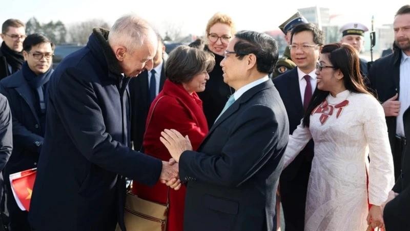 Le Premier ministre Pham Minh Chinh et son épouse terminent sa visite officielle en Pologne. Photo : VNA.