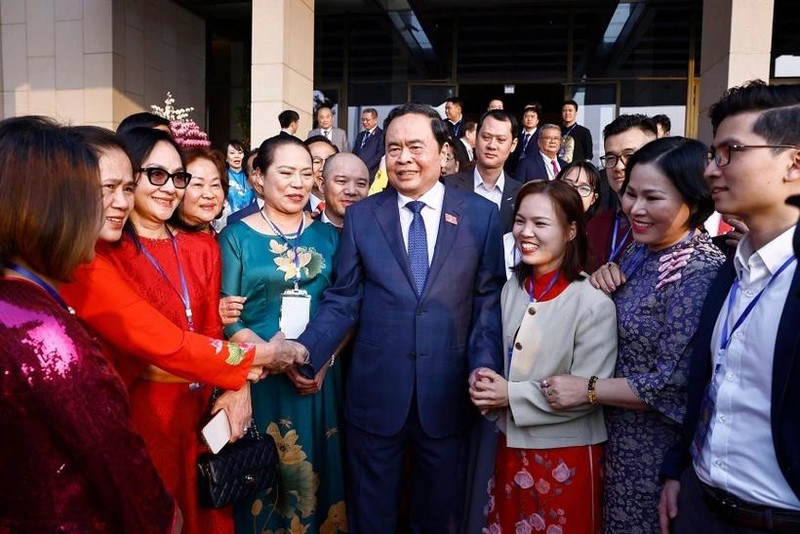 Le président de l'Assemblée nationale, Tran Thanh Man (au milieu), et des délégués. Photo : VNA.