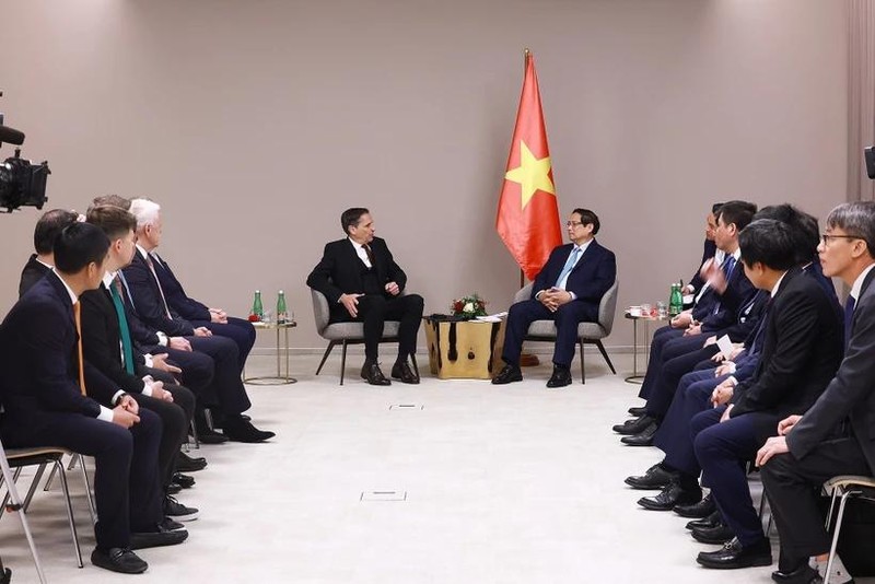 Le Premier ministre Pham Minh Chinh rencontre des représentants du groupe Skoda Auto. Photo : VNA.