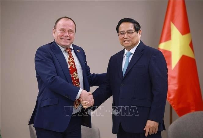 Le Premier ministre Pham Minh Chinh (droite) et le président de l’Association d’amitié République tchèque - Vietnam. Photo: VNA