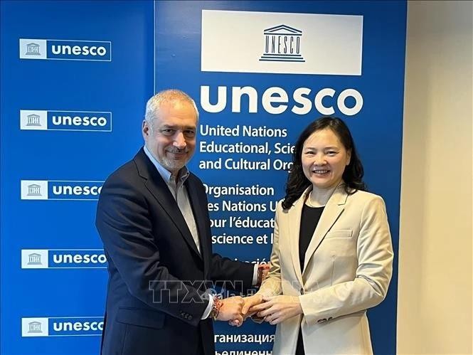 L'ambassadrice Nguyen Thi Van Anh, cheffe de la délégation permanente du Vietnam auprès de l'UNESCO et Ernesto Renato Ottone Ramirez, sous-directeur général pour la culture de l'UNESCO. Photo: VNA