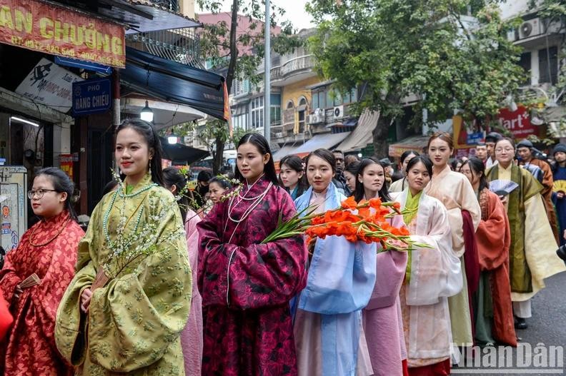 Le programme « Têt Viet – Têt pho 2025 » avec pour thème « Bach Hoa Bo Hanh » (Le défilé des cent fleurs) s’est déroulé avec plus de 400 participants vêtus de tenues traditionnelles vietnamiennes, défilant dans 16 rues, sites historiques et monuments du vieux quartier de Hanoi et autour du lac Hoan Kiem. « Bach Hoa Bo Hanh » est un défilé artistique qui met en valeur de manière vivante les vêtements traditionnels vietnamiens. Photo : NDEL