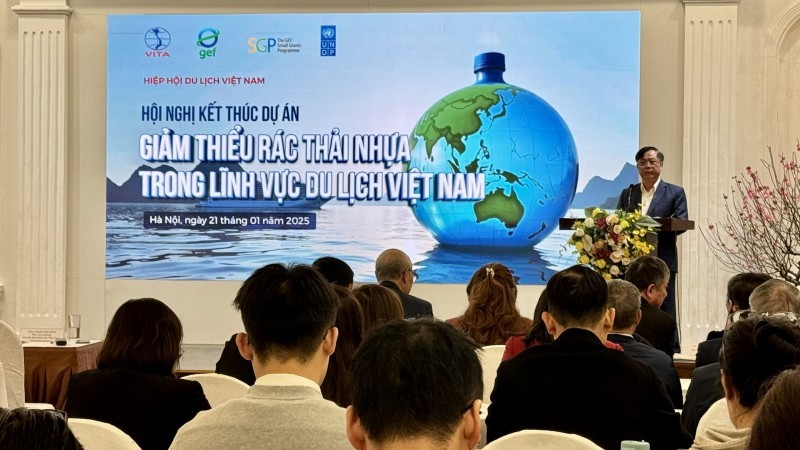 La conférence pour faire le bilan du projet « Réduction des déchets plastiques dans le secteur du tourisme vietnamien. Photo : thoidai.com.vn