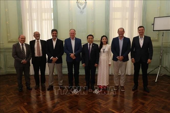 L’ambassadeur du Vietnam en Argentine Bui Van Nghi (4e de droite) lors de sa visite de travail dans l’État brésilien d’Espírito Santo. Photo : VNA.