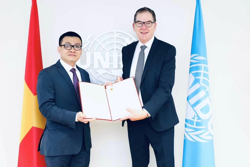 L'ambassadeur Vu Le Thai Hoang (à droite) et le directeur général de l'ONUDI, Gerd Müller. Photo : baoquocte.vn