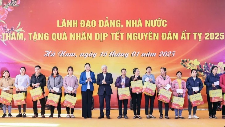 Le président du comité central du Front de la patrie du Vietnam, Dô Van Chiên, distribue des cadeaux aux travailleurs en difficulté de la province de Hà Nam. Photo: NDEL.