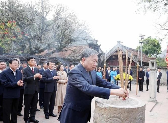 Le leader du PCV rend hommage aux ancêtres dans l'ancienne capitale de Hoa Lu dán la province de Ninh Binh. Photo ; VNA.