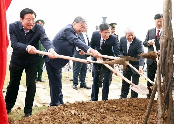 Le secrétaire général du Parti To Lam (2e de gauche à droite) a assisté au lancement de la fête de plantation d'arbres de printemps 2025 dans la province de Ninh Binh. Photo : VNA.